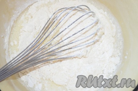 В получившуюся смесь добавить разрыхлитель, частями начать всыпать просеянную муку, перемешивая блинное тесто венчиком. Муки может понадобится чуть меньше или немного больше, ориентируйтесь на консистенцию блинного теста, которое вы замешиваете. Тесто должно получиться не густым, но и жидким, как вода, оно быть не должно.