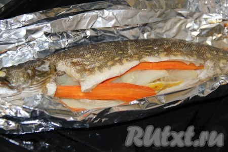 После фольгу развернуть и оставить щуку запекаться еще 10 минут.
