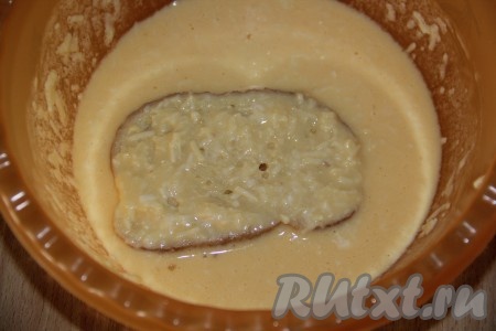 Обмакнуть кусочки хлеба в сырную смесь с двух сторон.