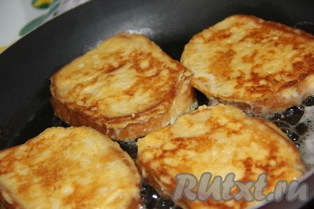 Обжарить сырные гренки с двух сторон до золотистого цвета.