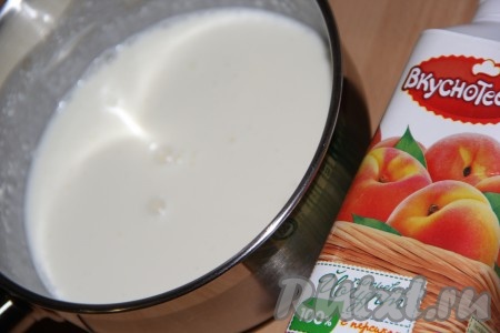 Желатин залить сливками и оставить для набухания. Затем поставить сливки на огонь и прогреть до полного растворения желатина (не кипятить!). Соединить желатиновую смесь с йогуртом и хорошо перемешать.