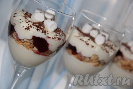 Верх десерта из йогурта и желе украсить по желанию. Такой вкусный йогуртовый десерт подарит прохладу и хорошее настроение.
