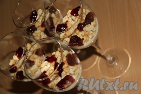 Затем достать фужеры из холодильника и выложить слой печенья (печенье немного поламать, только не очень мелко). Выложить немного вишнёвого джема. 