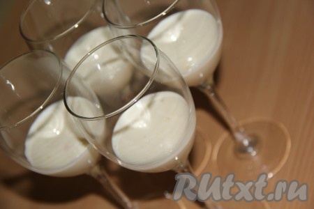 Приготовить удобную посуду для десерта: креманки, фужеры или стаканы. Разлить йогурто-желатиновую смесь в приготовленную посуду, заполняя её на 1/3 объёма. Поставить на 10-15 минут в холодильник. 