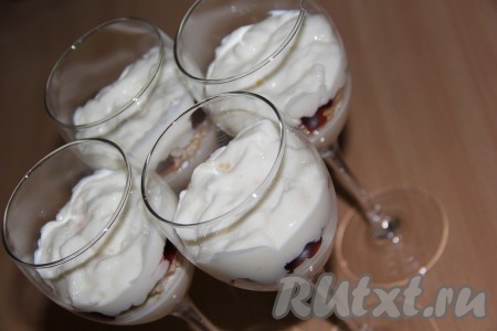 Залить оставшейся смесью и поставить в холодильник до полного застывания.