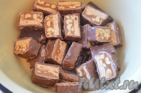 Шоколад поломать или порезать небольшими кусочками.&nbsp;