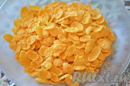 Отмерить нужное количество хлопьев.