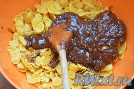 Аккуратно перемешать хлопья и шоколадную массу.