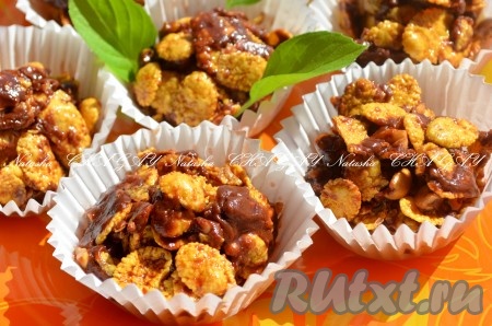 Вкусный десерт из кукурузных хлопьев и шоколада готов. Наслаждайтесь!

