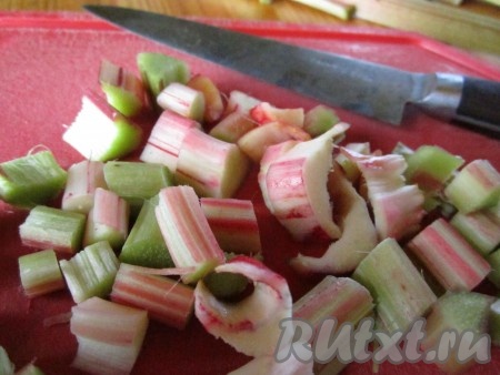 Ревень нарезаем маленькими кусочками поперёк волокон.