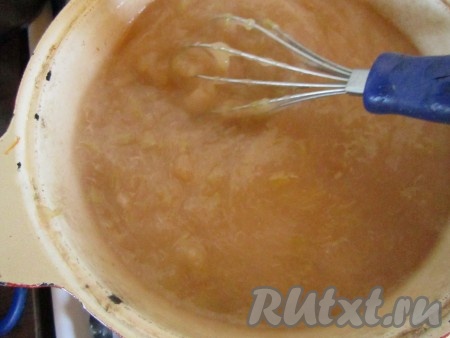 Быстро перемешивая, тонкой струйкой вливаем крахмал с водой в кастрюлю с кипящей фруктовой массой. При постоянном помешивании снова доводим кисель до кипения и варим ёще 1 минуту.
