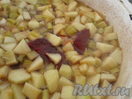 Ставим кастрюлю на огонь. Для придания будущему киселю красивого цвета кладём в кастрюлю кусочки красной свёклы.
