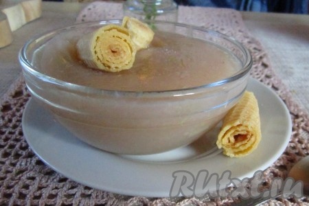 Загустевший кисель из ревеня и яблок разольём в креманки или небольшие порционные ёмкости. Перед подачей его нужно полностью остудить.&nbsp;
Нежный кисель из ревеня и яблок готов!
