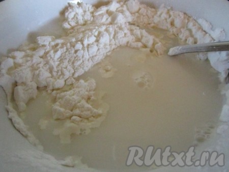 В отдельной ёмкости зальём картофельный крахмал стаканом холодной воды. Тщательно размешаем.
