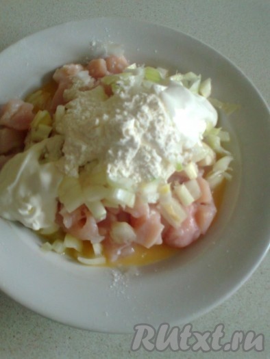 Лук очистить, мелко нарезать. К куриному мясу добавить нарезанный лук, яйцо и муку.