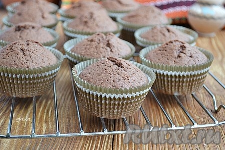 Маффины хорошо поднимутся в процессе выпечки, на поверхности появятся небольшие трещинки. Готовность можно проверить сухой деревянной шпажкой (если шпажка после прокалывания маффинов остаётся абсолютно сухой, значит выпечка готова). Достать готовые маффины из духовки и остудить на решётке.