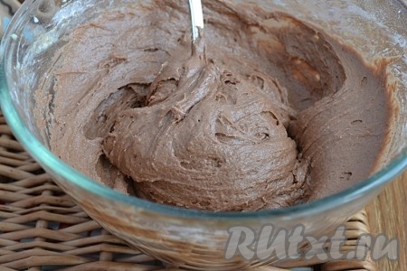 Яйца взбить с сахаром до побеления массы (это можно сделать миксером или венчиком). Добавить сметану и перемешать до однородности. В массу всыпать разрыхлитель и какао, перемешать. Затем постепенно начать добавлять муку. Замешиваем тесто ложкой, оно должно получиться, как достаточно густая сметана. Муки может потребоваться немного больше или меньше (многое зависит от размера яиц и жирности сметаны), главное - ориентируйтесь на консистенцию замешиваемого теста.