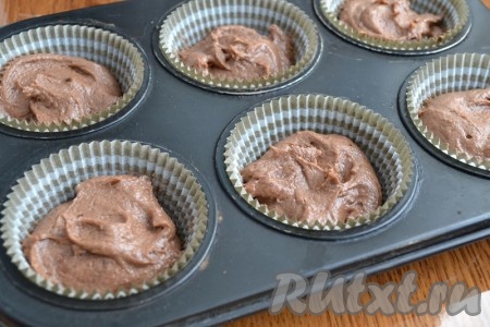 Тесто разложить по формочкам для маффинов, заполняя их на 2/3 объёма. У меня были специальные бумажные вкладыши для выпечки маффинов, поэтому  я не смазывала формочки маслом. Если форма металлическая, тогда её нужно обязательно перед выкладыванием теста смазать маслом. Шоколадные маффины, замешанные на сметане, нужно выпекать в разогретой до 180 градусов духовке около 25 минут.