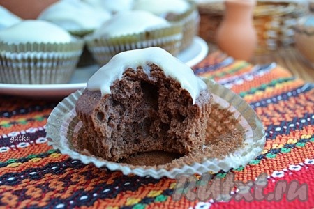 Украсить не горячую выпечку глазурью. А вот такими пористыми внутри получаются шоколадные маффины, приготовленные на сметане.