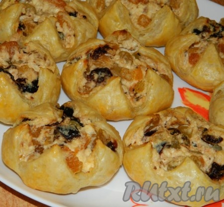 Слойки с творогом и изюмом
