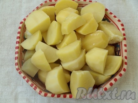 Картофель очистить и сварить целиком, немного остудить и затем нарезать крупными кусочками.