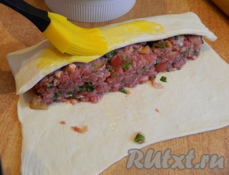 	... и соединить края взбитым яйцом, чтобы их склеить.
