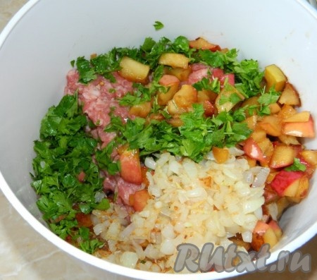 Нарезать петрушку. Соединить её с фаршем, яблоками и луком. Добавить соль, перец по вкусу. Перемешать.
