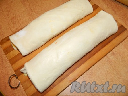 Оба рулета убрать в морозилку для остывания минут на 10-15.