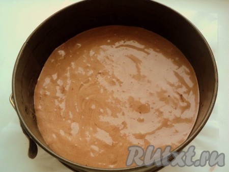 Снять яичную смесь с водяной бани и осторожно добавить смесь муки с какао и разрыхлителем, осторожно&nbsp; перемешать до однородной массы. Дно формы для выпечки (диаметр 20 см) застелить бумагой для выпечки, смазать маслом (бока формы не смазывать), вылить тесто. Чтобы бисквит при выпечке был ровный, крутануть несколько раз форму с тестом по часовой стрелке.
