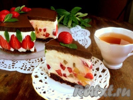 Нежный и вкусный торт "Клубника в шоколаде" можно подавать к столу. Приятного аппетита!
