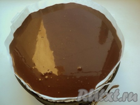 Довести до кипения сливки, снять с огня и добавить поломанный на кусочки шоколад, размешать до однородного состояния. Ганаш немного охладить и вылить поверх суфле. Снова поставить в холодильник для застывания.