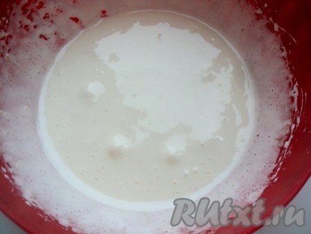 Для приготовления бисквита яйцо взбить с&nbsp; сахаром, поставив емкость на кастрюлю с горячей водой (посуда с яйцом не должна касаться воды и кастрюлю не ставить на огонь), до увеличения в объеме в 3 раза в течение 5-6 минут.
