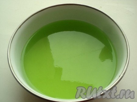 Приготовить желе в соответствии с инструкцией на пачке, только воды взять на половину меньше. Вылить желе в лоток и охладить.
