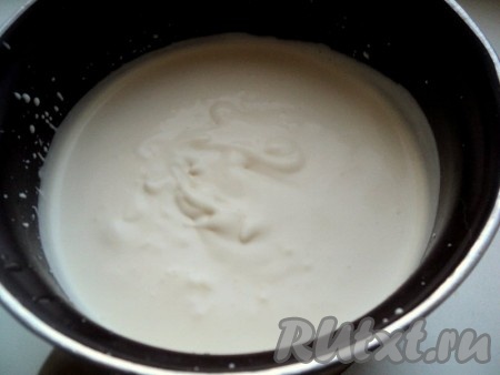 Для приготовления суфле желатин залить 60 мл холодной воды, дать набухнуть и затем распустить (растворить желатин) на водяной бане. Смешать сметану, йогурт, сахар и взбить миксером до загустения и увеличения в объеме. Начинать взбивать надо с малых оборотов, постепенно их увеличивая. В конце взбивания тонкой струйкой влить распущенный желатин.
