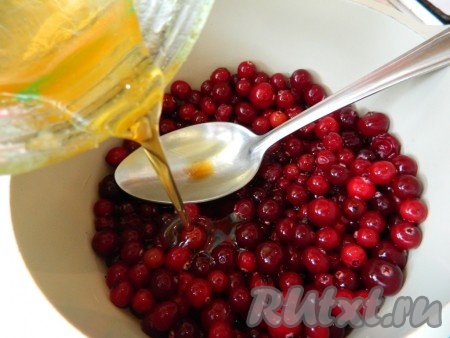 Замороженную клюкву нужно достать заранее, чтобы она разморозилась. Если мёд засахаренный, его нужно растопить на водяной бане. Клюкву перекладываем в небольшую кастрюльку, добавляем мёд, ставим на средний огонь, помешивая и разминая часть ягод, чтобы они дали сок, даём закипеть, уменьшаем огонь и провариваем, перемешивая, несколько минут, чтобы клюквенный маринад немного загустел.