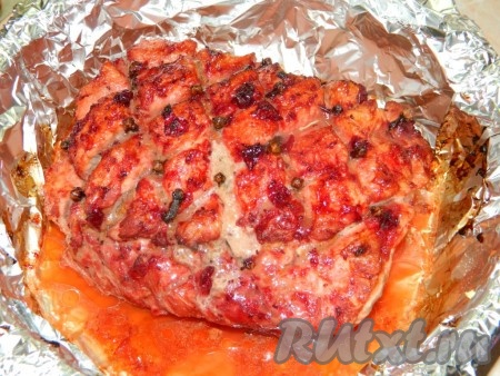 Затем разворачиваем фольгу и продолжаем запекать свинину ещё 10-15 минут, можно включить в духовке режим "Гриль", если он есть, чтобы получилась румяная корочка. Вот такое мясо стало после запекания.