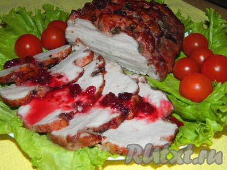 Свинину, запечённую с клюквой, вынимаем из духовки и подаём к столу в качестве холодной закуски на праздничный стол или в качестве основного горячего блюда для домашнего ужина.