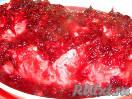 Заливаем свинину получившимся горячим клюквенным маринадом и оставляем на 30-50 минут.