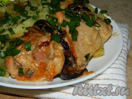 После звукового сигнала мультиварки аппетитная, сочная и вкусная курица с черносливом будет готова, посыпаем её зелёным лучком и подаём к столу с гарниром (я подала с варёным картофелем).