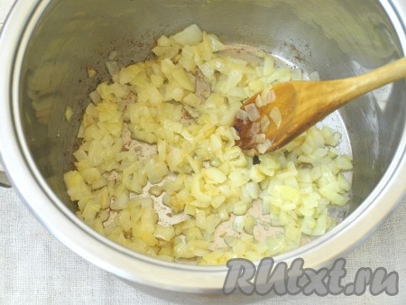 Разогреть в кастрюле сливочное масло, подрумянить в нём лук.