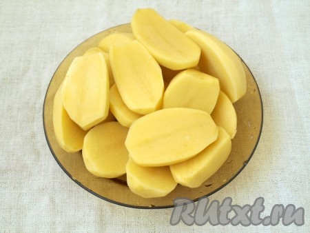 Подготовить для супа картофель. В данном варианте картофель должен быть нарезан крупно. Для этого картофель среднего размера очистить и каждый разрезать пополам. 