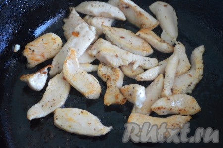 Обжарить на сильном огне на небольшом количестве масла до готовности.