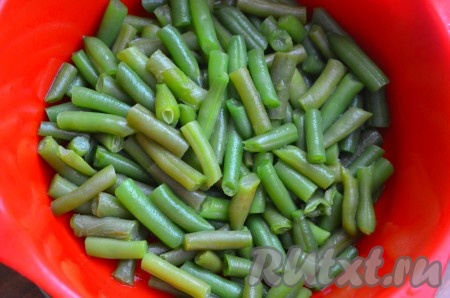 Стручковую фасоль положить в кипящую воду и отварить до готовности (примерно 5-7 минут). Воду слить.

