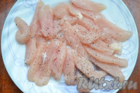 Филе порезать тонкими полосками. Посолить и поперчить.