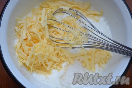 Затем в смесь кефира и соды добавить масло, соль, сахар, натёртый на крупной тёрке сыр, перемешать.&nbsp;