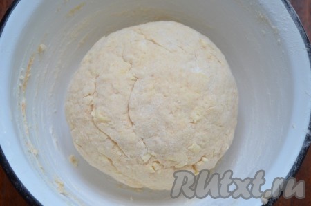 Частями добавляя оставшуюся муку, замесить мягкое, не липнущее к рукам тесто.