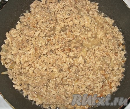 Пока варятся галушки, приготовить фарш: выложить его на сковороду, налить воды, размять вилкой, чтобы не было крупных кусков, сверху выложить мелко порезанный лук, закрыть крышкой и тушить до готовности и полного выпаривания жидкости, периодически перемешивая. В конце тушения посолить, поперчить.
