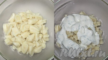 Когда все ингредиенты подготовлены, собрать пельменный салат: в глубокий салатник уложить слоями: половину галушек - половину сметанного соуса -
