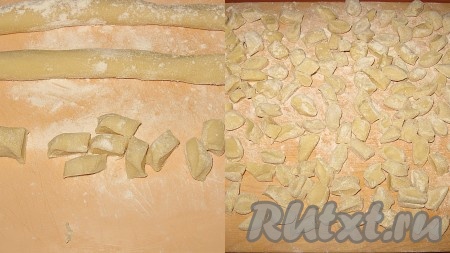 Затем жгутики обсыпать мукой (так тесто не будет прилипать к ножу) и нарезать на маленькие части-галушки (чем меньше, тем лучше), обсыпать их мукой, выложить на доску в один слой и убрать в морозильник.
