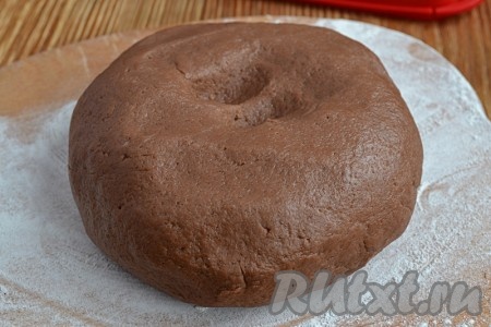 Сливочное масло нарезать кубиками. Муку просеять на разделочную доску, добавить нарезанное кубиками сливочное масло, сахар, соль, какао и ванильный экстракт. Руками, вернее кончиками пальцев, смешать ингредиенты, пока тесто не начнет образовывать комки. В тесте сделать углубление, добавить яйца, быстро замесить эластичное тесто.
